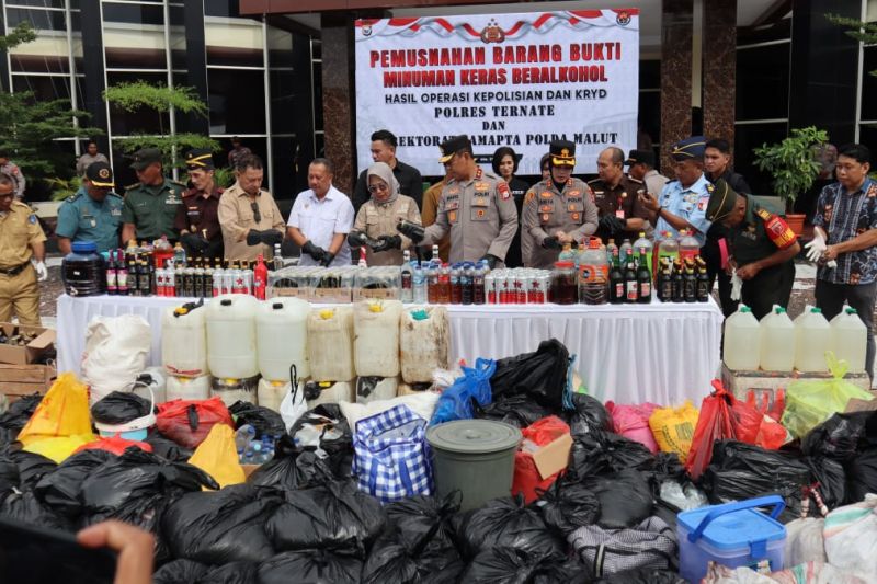 Polres Ternate musnahkan ribuan liter minuman keras hasil sitaan Polres Ternate musnahkan ribuan liter minuman keras hasil sitaan