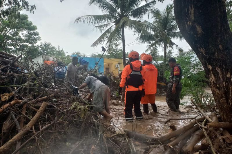 SAR gabungan bantu evakuasi warga terdampak banjir di Palu SAR gabungan bantu evakuasi warga terdampak banjir di Palu