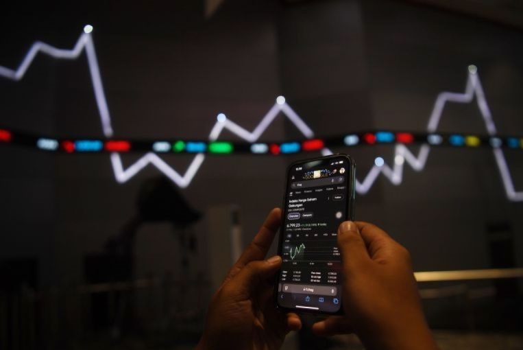 BEI hentikan sementara perdagangan seiring IHSG turun di atas 8 persen BEI hentikan sementara perdagangan seiring IHSG turun di atas 8 persen