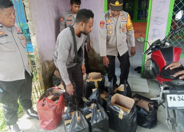 Polisi sita 70 botol miras dari beberapa toko tanpa izin di Sentani Barat Polisi sita 70 botol miras dari beberapa toko tanpa izin di Sentani Barat