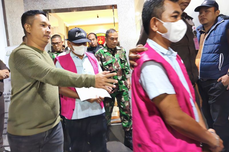 Mantan Bupati Lampung Timur ditetapkan sebagai tersangka korupsi Mantan Bupati Lampung Timur ditetapkan sebagai tersangka korupsi
