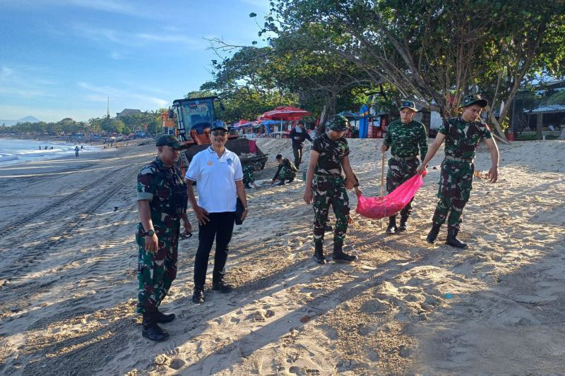 KLH inisiasi gotong royong bersihkan lingkungan Pantai Kuta Bali KLH inisiasi gotong royong bersihkan lingkungan Pantai Kuta Bali