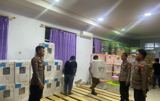 Polisi kawal ketat distribusi logistik PSU Pilkada 2024 di Banggai Polisi kawal ketat distribusi logistik PSU Pilkada 2024 di Banggai