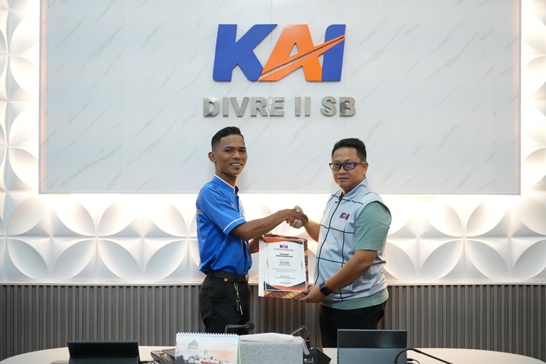KAI Divre II Sumbar apresiasi petugas kebersihan stasiun yang selamatkan nyawa ODGJ KAI Divre II Sumbar apresiasi petugas kebersihan stasiun yang selamatkan nyawa ODGJ