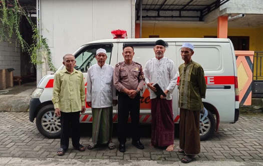 Jelang purna tugas, polisi Kota Solo serahkan ambulance di kampung halamannya Jelang purna tugas, polisi Kota Solo serahkan ambulance di kampung halamannya