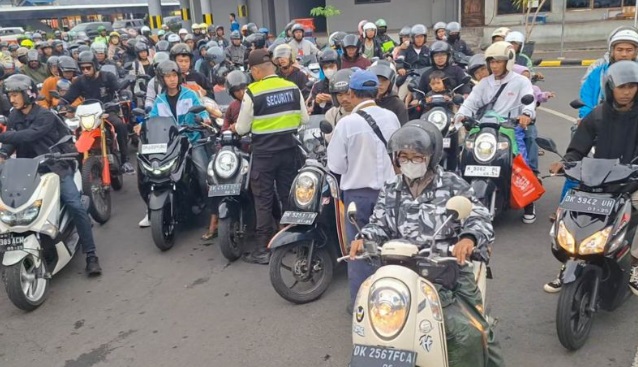 Mobil-motor mendominasi penyeberangan Ketapang-Gilimanuk H+2 Lebaran Mobil-motor mendominasi penyeberangan Ketapang-Gilimanuk H+2 Lebaran