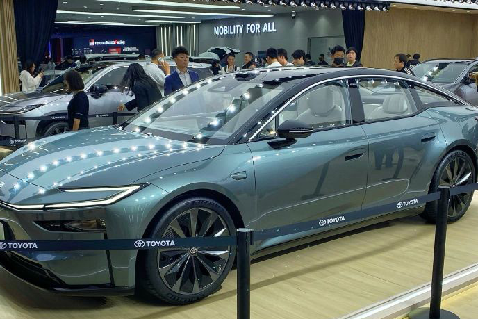Toyota kenalkan bZ7 di ajang Shanghai Auto Show 2025