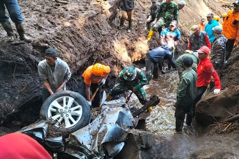 TNI AD evakuasi korban gempa di Jalur Pacet-Cangar