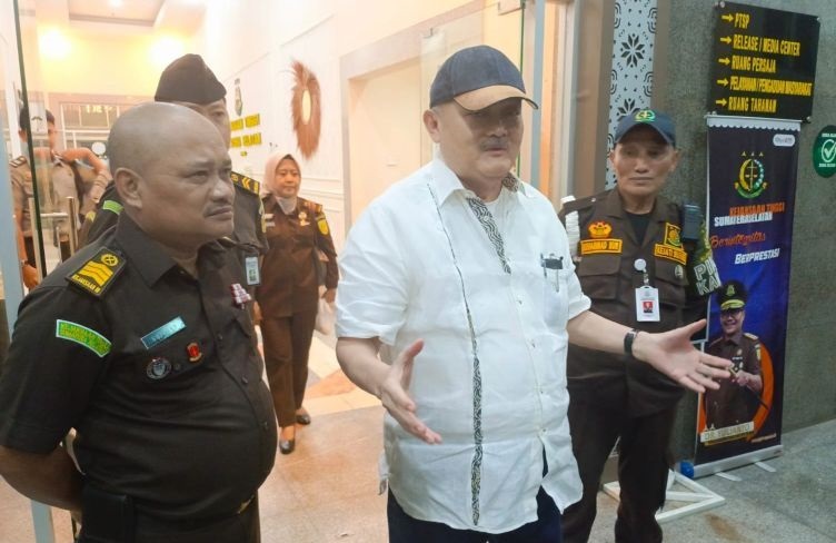 Alex Noerdin diperiksa 12 jam terkait kasus korupsi Pasar Cinde Alex Noerdin diperiksa 12 jam terkait kasus korupsi Pasar Cinde