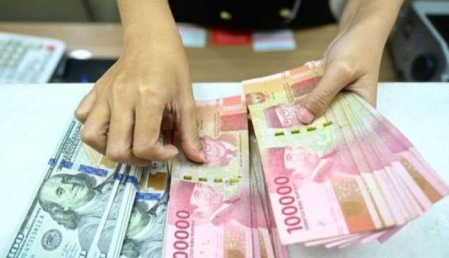 Rupiah bergerak anomali di tengah pelaku pasar hindari aset berisiko Rupiah bergerak anomali di tengah pelaku pasar hindari aset berisiko