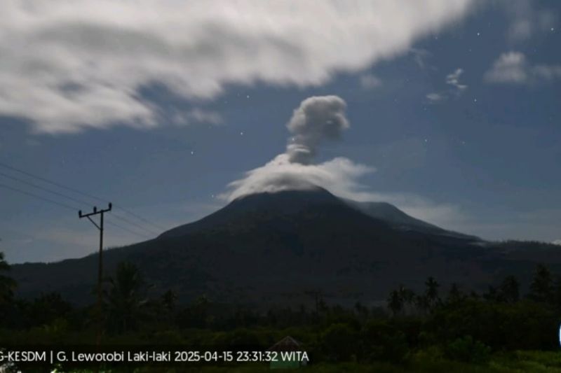Gunung Lewotobi Laki-Laki di Flotim erupsi sekali pada Selasa malam Gunung Lewotobi Laki-Laki di Flotim erupsi sekali pada Selasa malam