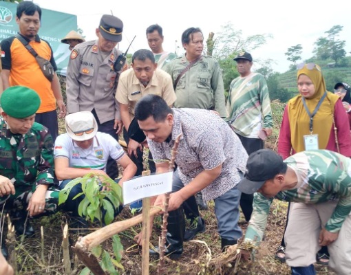Halal bihalal dengan Komunitas LLM, Wagub Jateng ikut hijaukan Waduk Logung Kudus