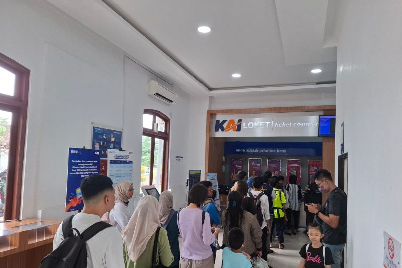 Ribuan penumpang padati sejumlah stasiun di Daop 9 saat libur panjang