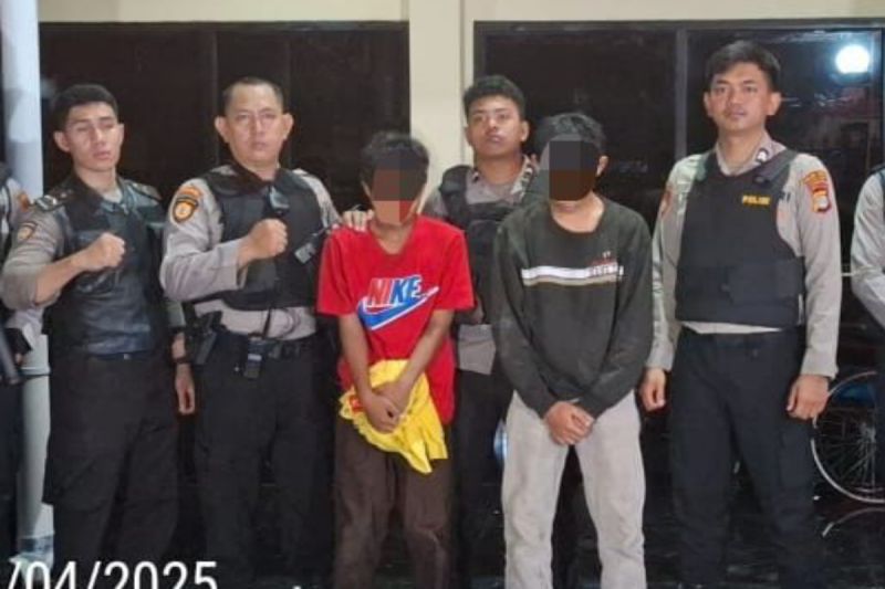 Polisi tangkap dua remaja bawa celurit yang diduga hendak tawuran