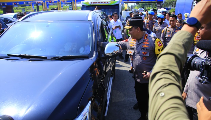 Kapolri sapa dan beri bingkisan ke pemudik di Tol Kalikangkung Kapolri sapa dan beri bingkisan ke pemudik di Tol Kalikangkung