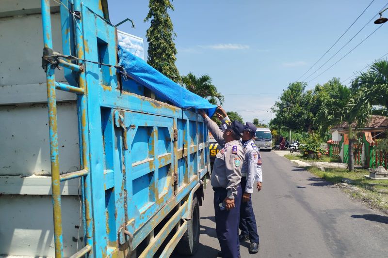 Puluhan truk ODOL terjaring razia gabungan di Ponorogo Puluhan truk ODOL terjaring razia gabungan di Ponorogo