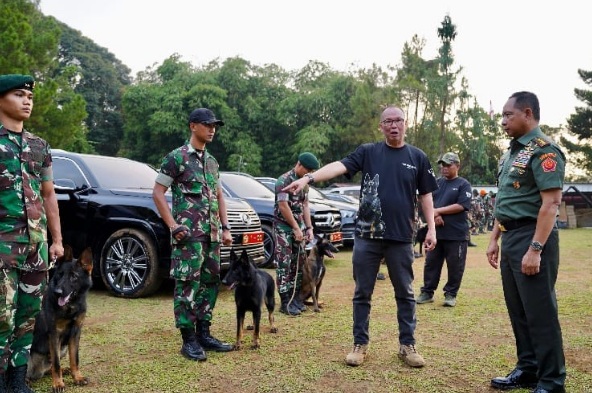Tingkatkan kemampuan K9 TNI, Panglima TNI tinjau pelatihan anjing pelacak di Bogor Tingkatkan kemampuan K9 TNI, Panglima TNI tinjau pelatihan anjing pelacak di Bogor