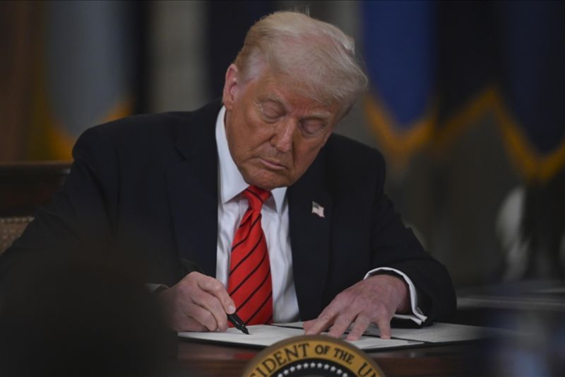 Trump teken perintah eksekutif blokir UU perubahan iklim negara bagian