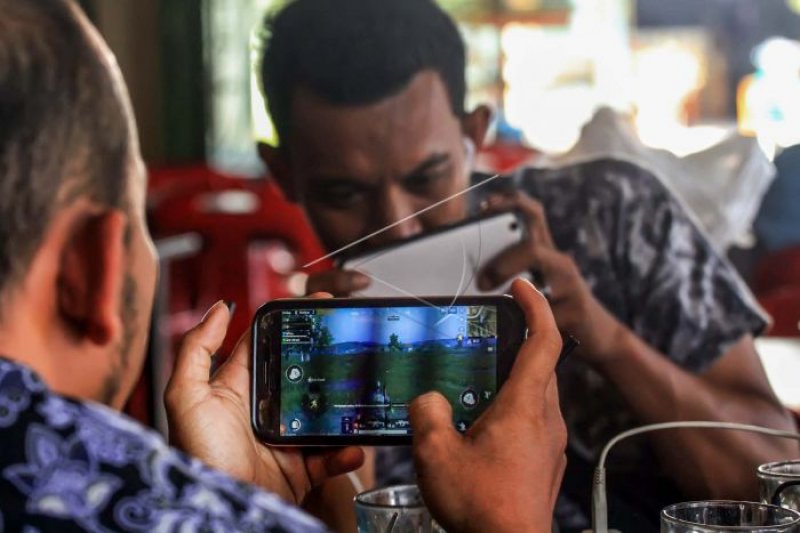Waspadai nyeri tengkuk akibat kebiasaan buruk saat menggunakan gawai Waspadai nyeri tengkuk akibat kebiasaan buruk saat menggunakan gawai