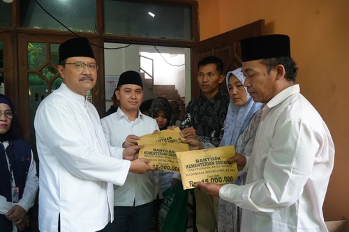 Mensos takziah ke keluarga korban longsor Mojokerto