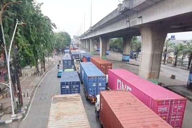 Ratusan truk masih terjebak kemacetan di Pelabuhan Tanjung Priok
