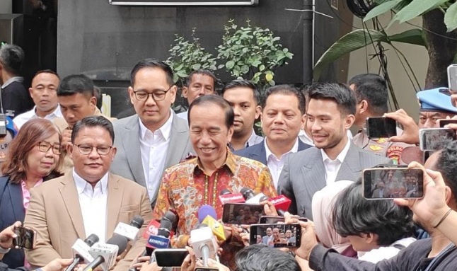 Jokowi persilahkan polisi periksa ijazahnya Jokowi persilahkan polisi periksa ijazahnya