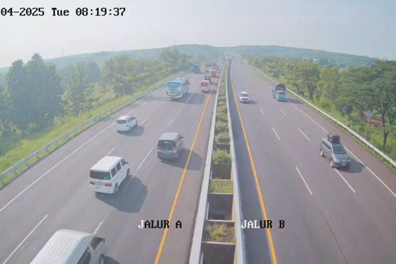 Petugas hentikan one way di jalan Tol Cipali Petugas hentikan one way di jalan Tol Cipali