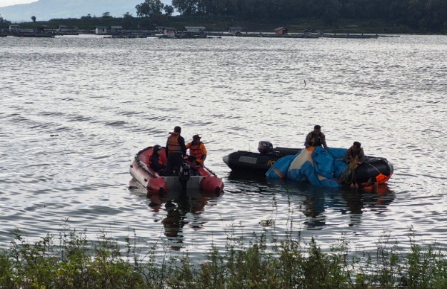Pilot dan penumpang paralayang terjatuh di Waduk Gajah Mungkur Pilot dan penumpang paralayang terjatuh di Waduk Gajah Mungkur