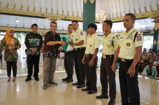 Pemkab Sleman serahkan bantuan 641 paket sembako untuk petugas keamanan dan kebersihan Pemkab Sleman serahkan bantuan 641 paket sembako untuk petugas keamanan dan kebersihan