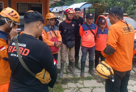 Basarnas Surabaya terjunkan dua tim evakuasi bencana longsor di Pacet Mojokerto Basarnas Surabaya terjunkan dua tim evakuasi bencana longsor di Pacet Mojokerto