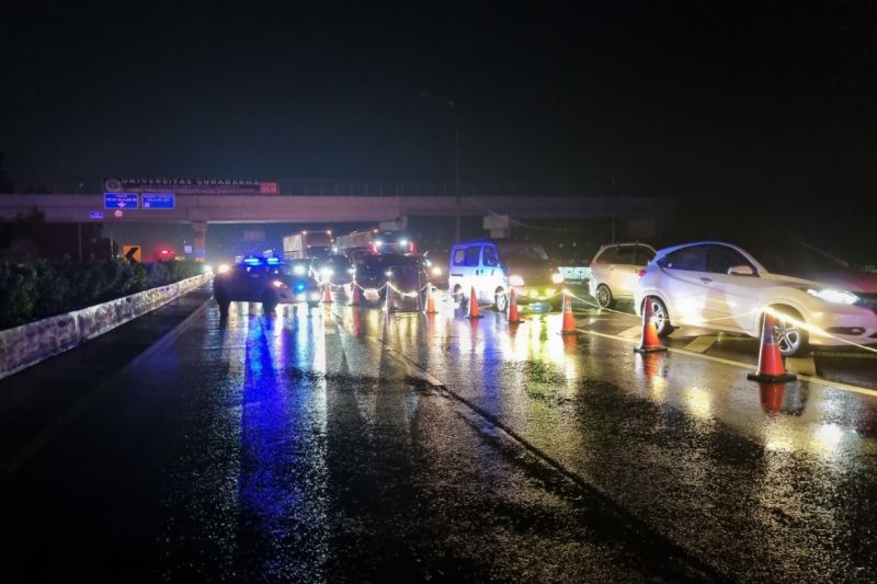 Lalin dari Tol Cipularang dialihkan ke Jalan Tol Japek II Selatan Lalin dari Tol Cipularang dialihkan ke Jalan Tol Japek II Selatan