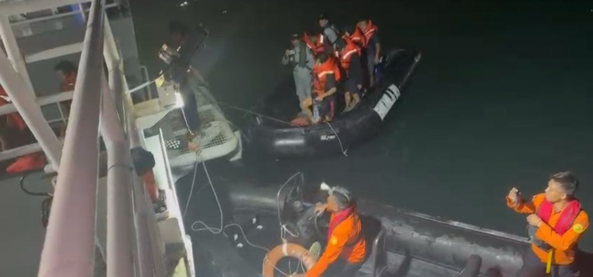 Bakamla RI evakuasi 12 kru kapal terbakar di perairan Banten Bakamla RI evakuasi 12 kru kapal terbakar di perairan Banten