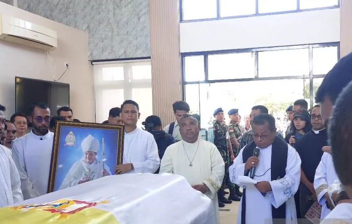 Jenazah Uskup Emeritus Mgr Petrus Turang tiba di Kupang