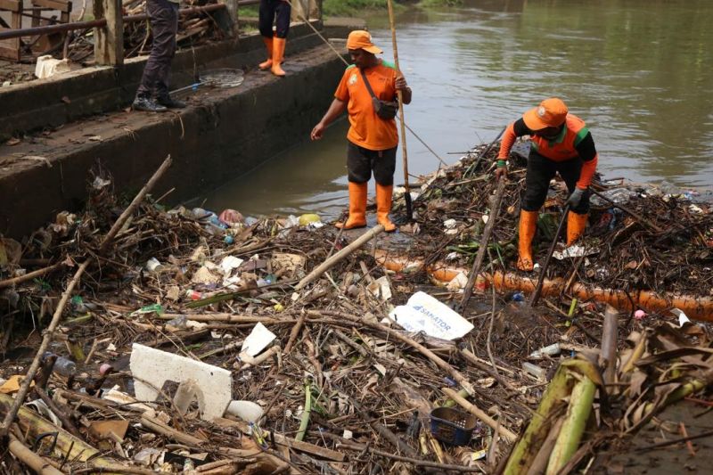 Pemkot Tangerang bersihkan aliran sungai di perbatasan atasi banjir Pemkot Tangerang bersihkan aliran sungai di perbatasan atasi banjir