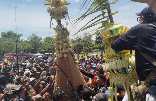 Meriah, Gerebeg Ketupat, warga berebut ketupat isi uang Meriah, Gerebeg Ketupat, warga berebut ketupat isi uang