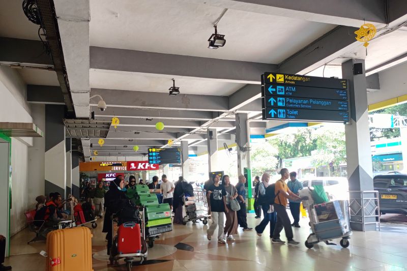 Pemudik pilih pesawat untuk hemat waktu sebelum lanjut beraktivitas Pemudik pilih pesawat untuk hemat waktu sebelum lanjut beraktivitas