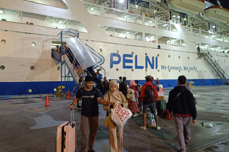 KM Kelud turunkan 2.022 penumpang di Tanjung Priok pada H+3 Idul Fitri KM Kelud turunkan 2.022 penumpang di Tanjung Priok pada H+3 Idul Fitri