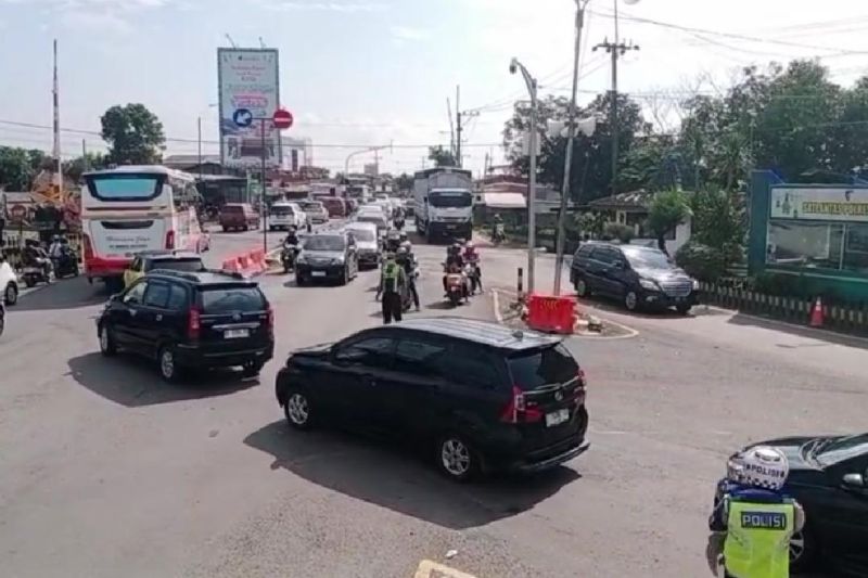 Polres Kediri sebut arus lalu lintas di Jalur Mengkreng lancar Polres Kediri sebut arus lalu lintas di Jalur Mengkreng lancar