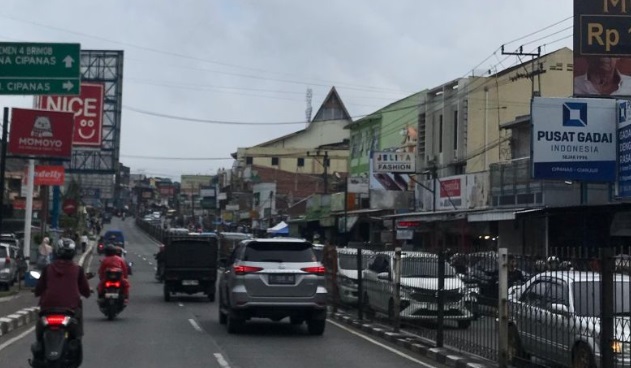 Jalur Puncak tanpa macet saat angkot tak beroperasi Jalur Puncak tanpa macet saat angkot tak beroperasi