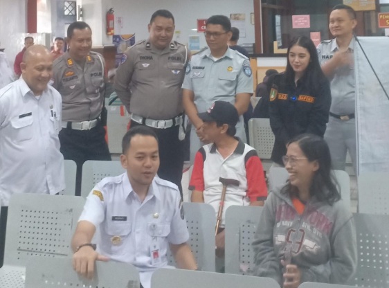 Usai lebaran, layanan Samsat Solo diserbu warga, lonjakan hingga 3.900 orang per hari Usai lebaran, layanan Samsat Solo diserbu warga, lonjakan hingga 3.900 orang per hari