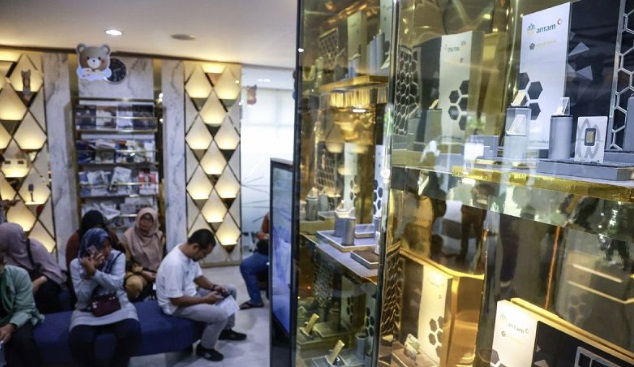 Ekonom Celios sebut tiga alasan emas batangan banyak dibeli masyarakat Ekonom Celios sebut tiga alasan emas batangan banyak dibeli masyarakat