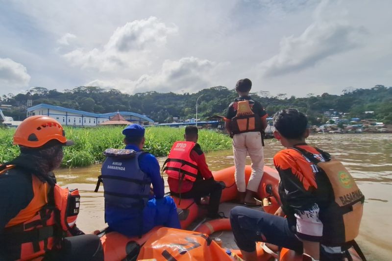 Tim SAR cari perempuan hilang di Sungai Karang Mumus Samarinda Tim SAR cari perempuan hilang di Sungai Karang Mumus Samarinda