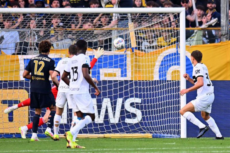 Juventus gagal kembali ke empat besar seusai takluk dari Parma 0-1