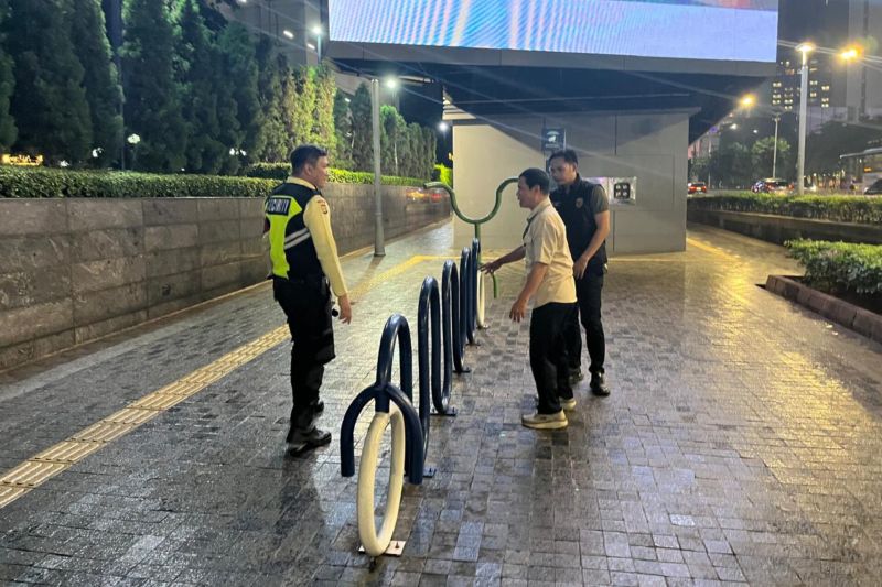 Polisi cek TKP pencurian sepeda di parkiran MRT Setiabudi Astra