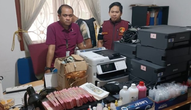 Polisi ungkap tempat produksi uang palsu di Bogor Polisi ungkap tempat produksi uang palsu di Bogor