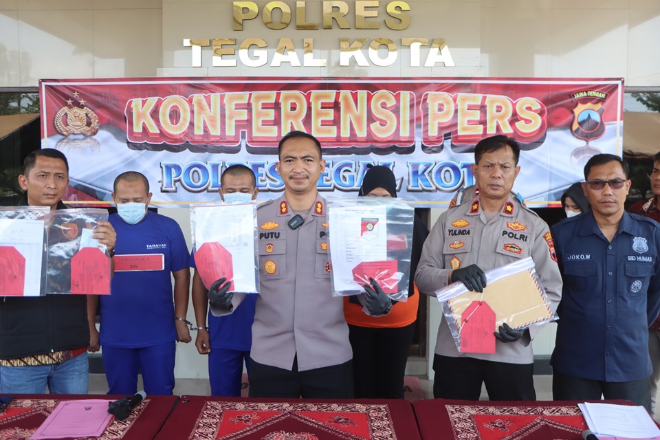 Polres Tegal Kota bekuk tiga tersangka kasus penipuan dan penggelapan Polres Tegal Kota bekuk tiga tersangka kasus penipuan dan penggelapan