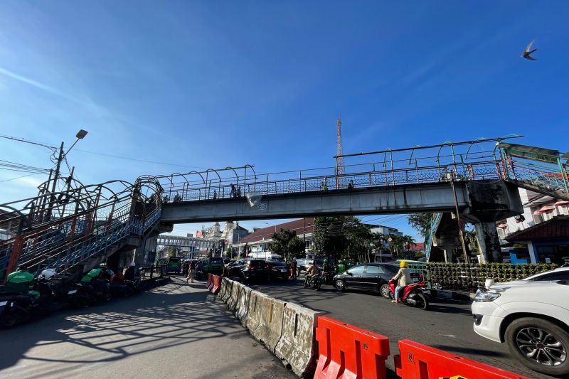 Pemkot Bogor bongkar jembatan penyeberangan lantaran soal konstruksi Pemkot Bogor bongkar jembatan penyeberangan lantaran soal konstruksi