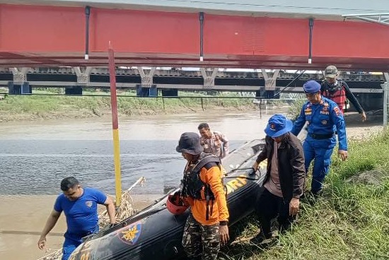 Satpolairud Polres Brebes kirim perahu karet bantu operasi SAR di Kali Pemali Satpolairud Polres Brebes kirim perahu karet bantu operasi SAR di Kali Pemali