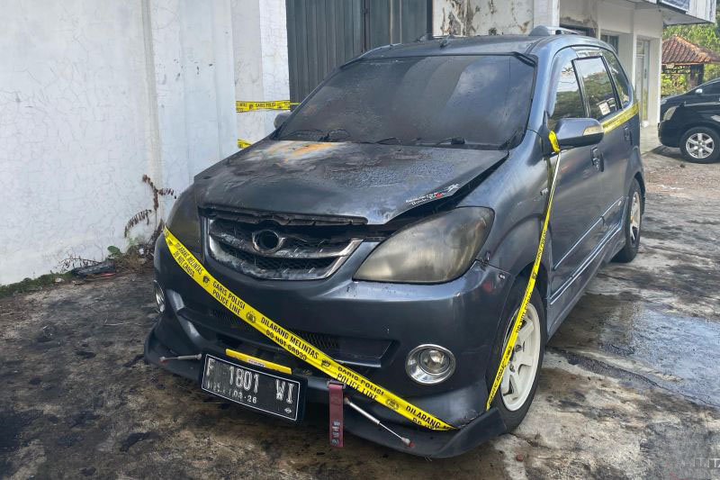 Polisi dan Damkar Cianjur selidiki penyebab mobil terbakar Polisi dan Damkar Cianjur selidiki penyebab mobil terbakar