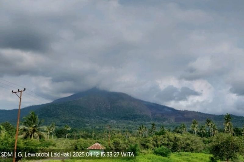 Gunung Lewotobi Laki-laki erupsi pada Sabtu sore Gunung Lewotobi Laki-laki erupsi pada Sabtu sore